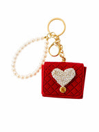 Luxus Mini-Taschenschlüsselanhänger mit Herzstein – roter Charm mit Perlendetails