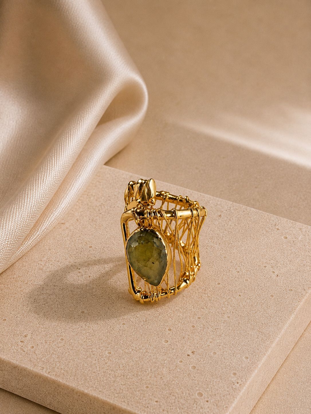 Aura Green Stone Verstellbarer Ring – Messing mit 14K Goldbeschichtung