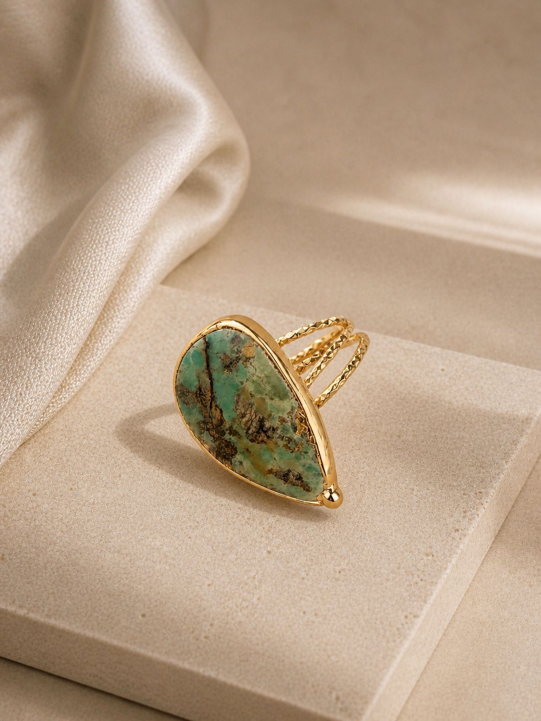 Aura Green Stone Verstellbarer Ring – Messing mit 14K Goldbeschichtung