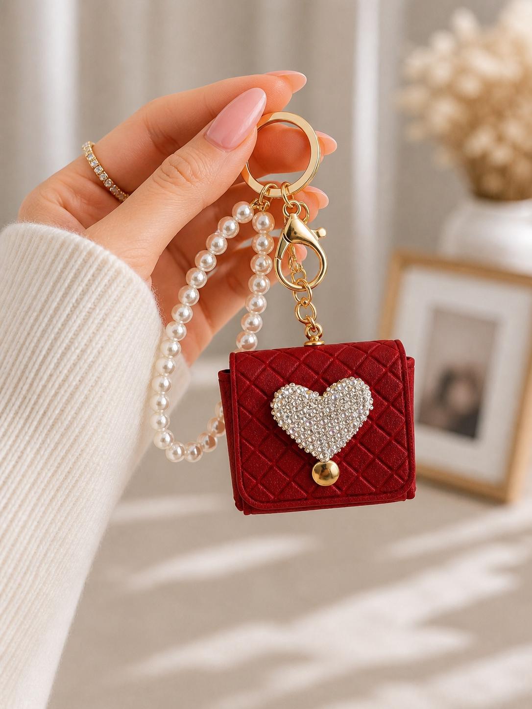 Luxus Mini-Taschenschlüsselanhänger mit Herzstein – roter Charm mit Perlendetails