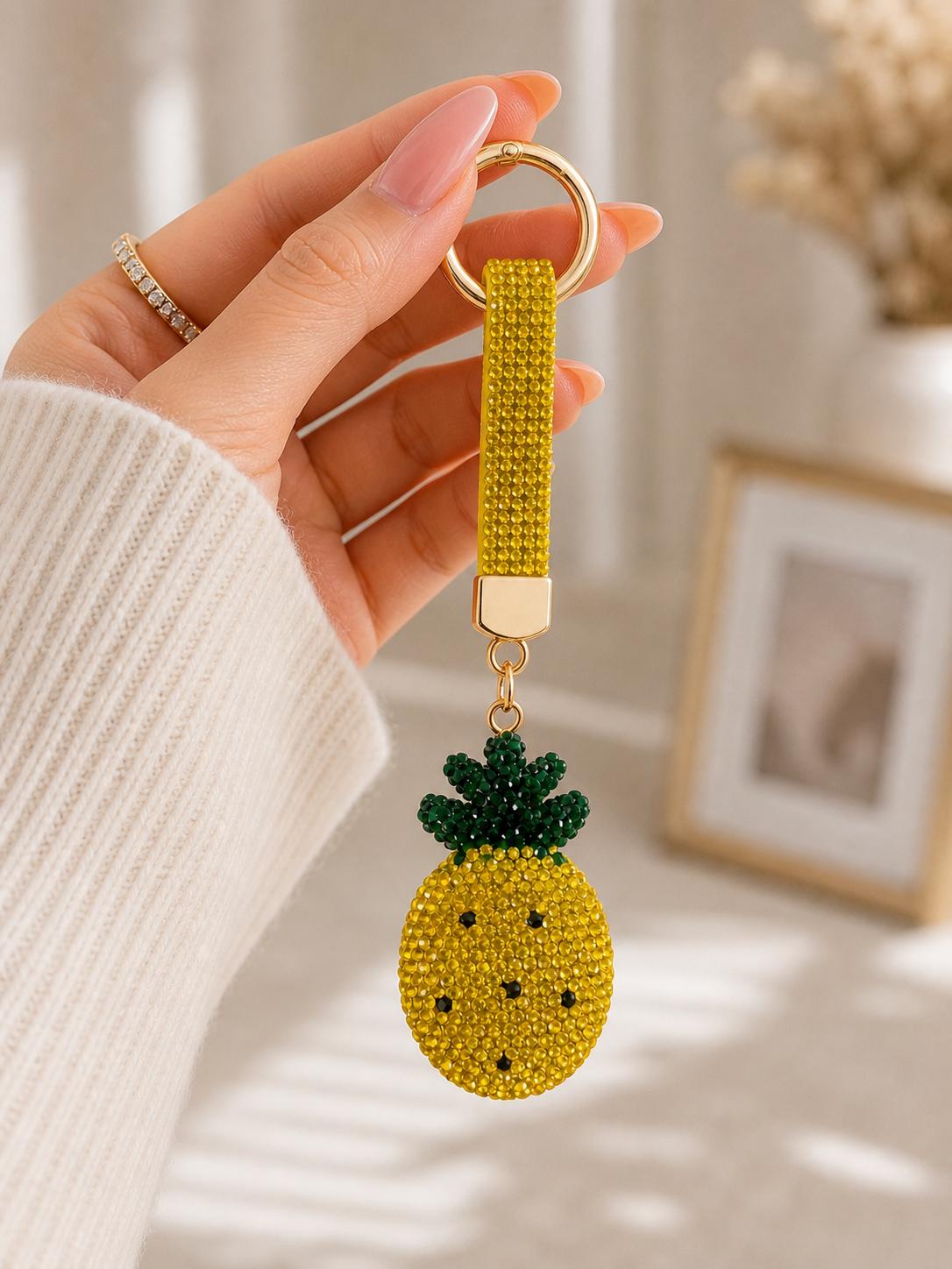 Schlüsselanhänger mit Ananas und Steindetail – Glänzender gelber Taschenanhänger