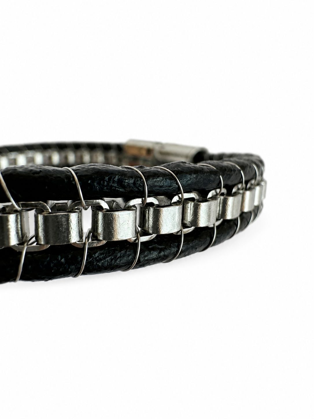 Herrenarmband Leder & Edelstahl – Schwarzes Detail