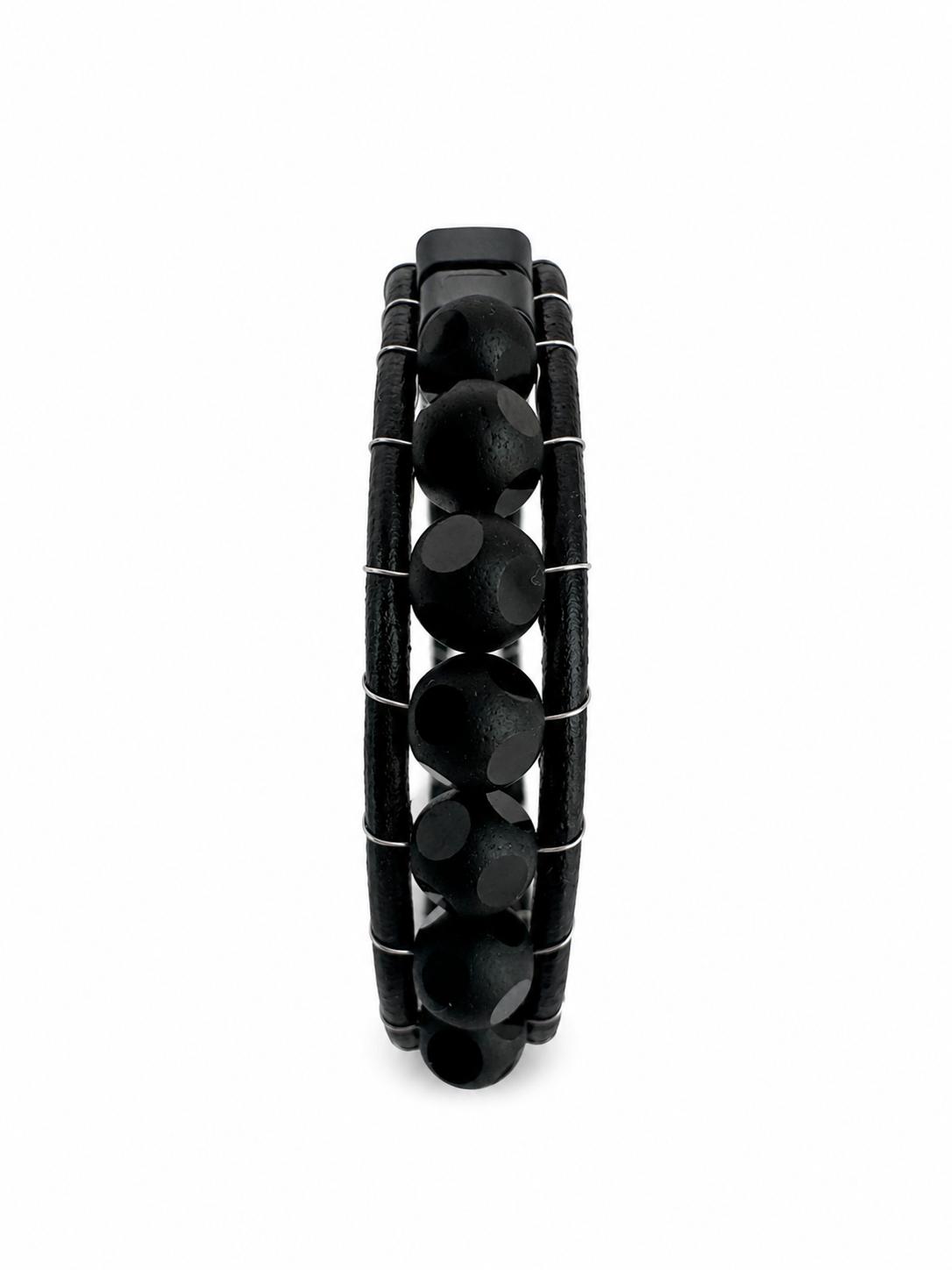 Herrenarmband aus schwarzem Leder mit Steinbesatz