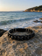 Herrenarmband aus schwarzem Leder mit Steinbesatz