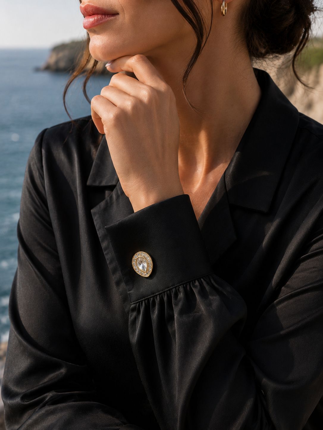 Damenhemd mit tropfenförmigem Strass und goldfarbenen Manschettenknöpfen | Vintage Glitzerdesign