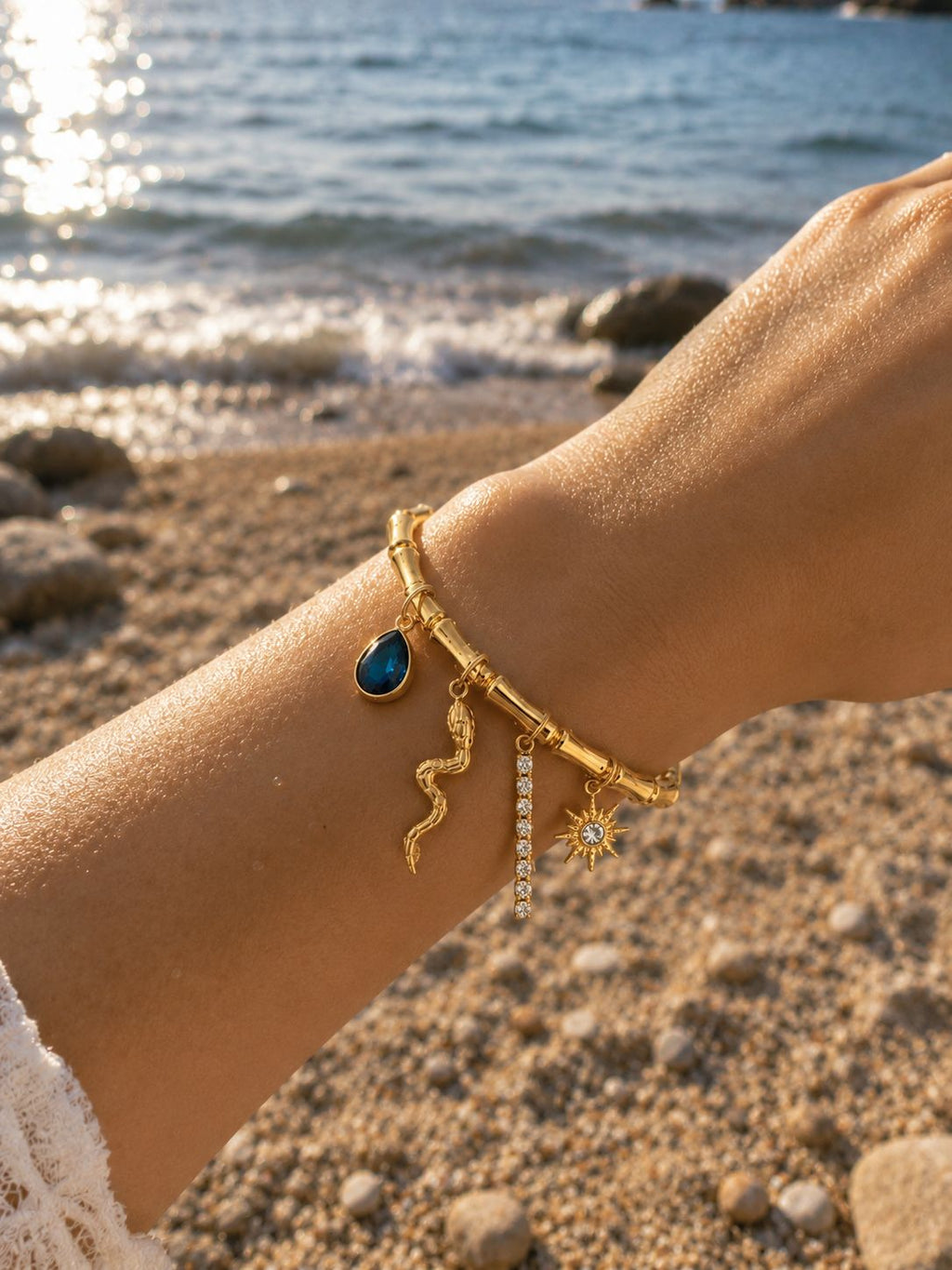 14K vergoldetes Edelstahl-Charm-Armband – Gold-Design mit Stein-Details