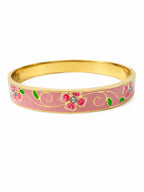 14 Karat vergoldeter Edelstahl-Armreif mit Blumenmuster – Rosa emailliertes Gold-Design