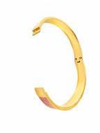 14 Karat vergoldeter Edelstahl-Armreif mit Blumenmuster – Rosa emailliertes Gold-Design