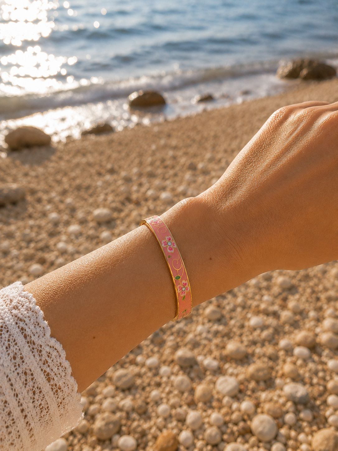 14 Karat vergoldeter Edelstahl-Armreif mit Blumenmuster – Rosa emailliertes Gold-Design