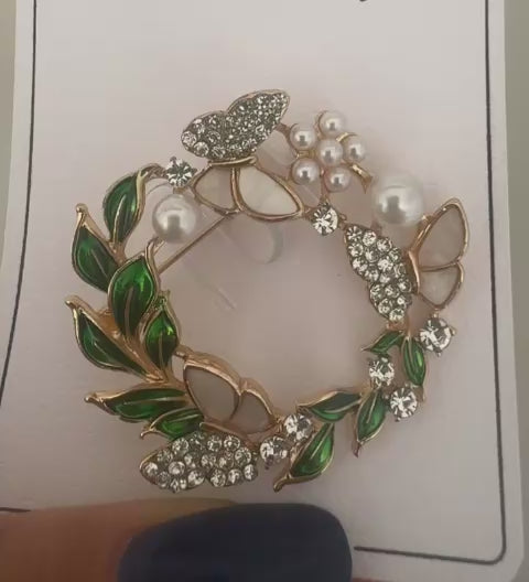 Doğa Esintisi Çelenk Broş – Yeşil Yaprak, İnci ve Kristal Taş Detaylı Gold Broş